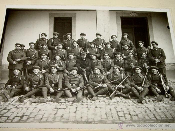 Military Antiques: ANTIGUA FOTOGRAFIA DE MILITARES ESPA&Ntilde;OLES CON UNIFORMES Y ARMAS - MIDE 24 X 18,5 CMS INCLUIDO EL PAS