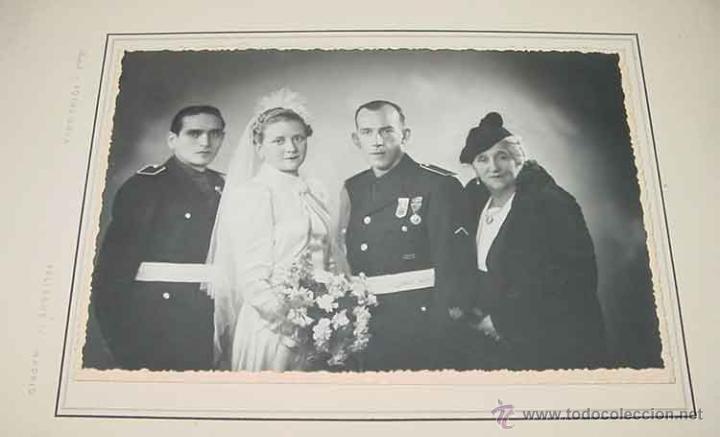 Militaria: ANTIGUA FOTOGRAFIA DE MIEMBRO DEL MOVIMIENTO NACIONAL DE FRANCO EN SU BODA - ACOMPA&Ntilde;ADO DE LOS PADRI