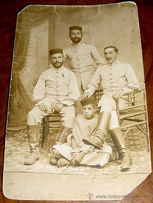 Militaria: ANTIGUA FOTO POSTAL DE MILITARES ESPA&Ntilde;OLES - CON UNIFORME DE RAYADILLO - ALGUN DETERIORO COMO PUEDE
