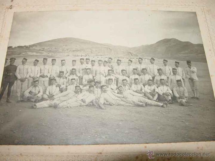 Militaria: ANTIGUA FOTOGRAFIA DE MILITARES ESPA&Ntilde;OLES CON UNIFORME DE RAYADILLO- MIDE 25 X 20,3 CMS. - TAL COMO