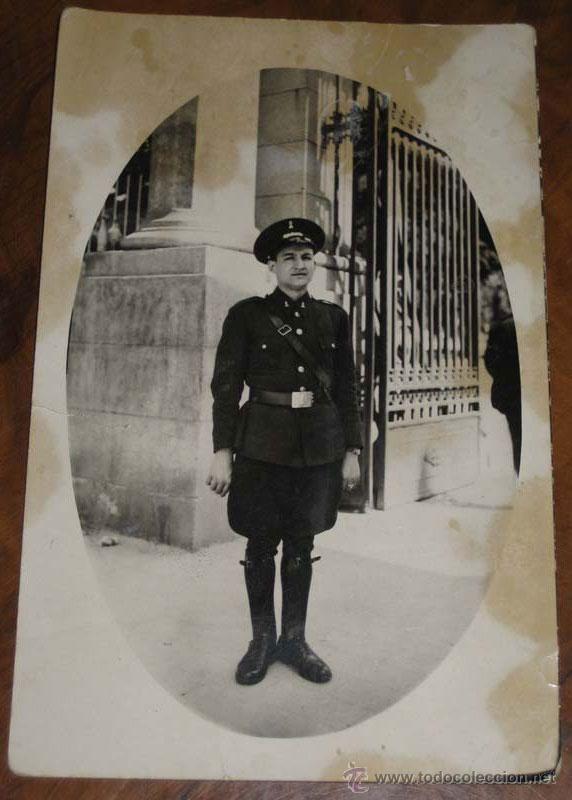 Military Antiques: ANTIGUA FOTOGRAFIA TAMA&Ntilde;O POSTAL DE MILITAR ESPA&Ntilde;OL EN EL MADRID DE PLENA GUERRA CIVIL - DETRAS A LA