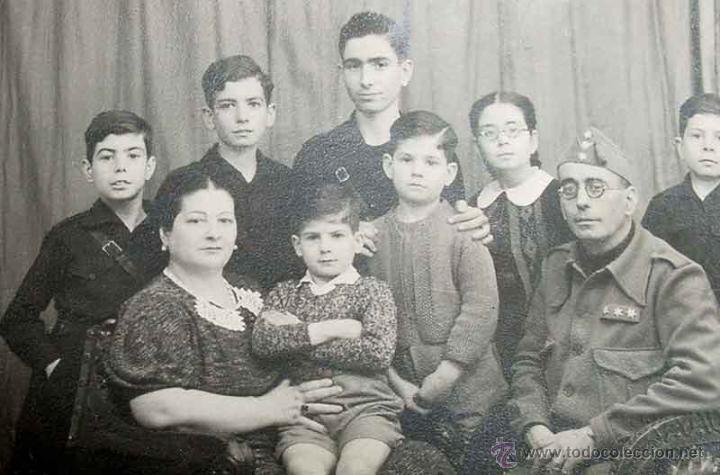 Military Antiques: ANTIGUA FOTO POSTAL DE MILITAR ESPA&Ntilde;OL CON SU FAMILIA - NI&Ntilde;OS VESTIDOS DE FALANGISTAS - REALIZADA PO
