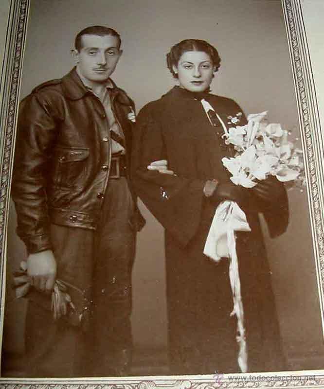 Military Antiques: ANTIGUA FOTOGRAFIA PLENA GUERRA CIVIL, ELACE DE MILITAR CON SE&Ntilde;ORA EN EL BURGO DE EBRO 17-12-1937 -