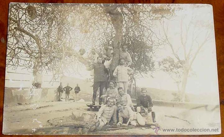 Military Antiques: ANTIGUA FOTO POSTAL DE MILITARES EN TIEMPO DE DESCANSO - SIN CIRCULAR