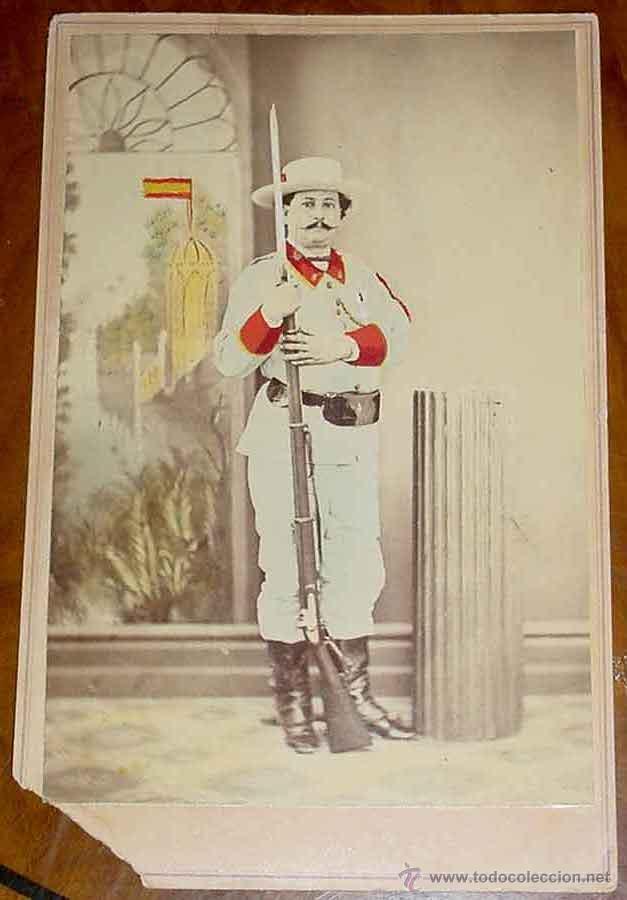 Militaria: ANTIGUA FOTOGRAFIA DE MILITAR ESPA&Ntilde;OL EN CUBA POSANDO EN UNIFORME CON ARMAMENTO - FOTOGRAFO L. CARRE