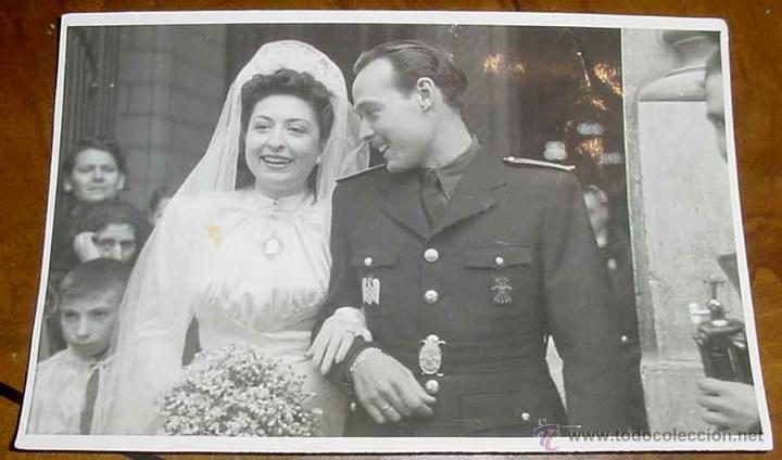 Militaria: ANTIGUA FOTOGRAFIA DE FALANGISTA DE UNIFORME EL DIA DE SU BODA . LLEVA LA CONDECORACION DE LA MILICI