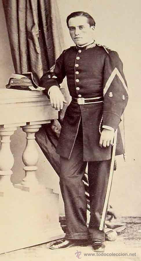 Military Antiques: FOTOGRAFIA ALBUMINA SIGLO XIX DE GABINETE MILITAR OFICIAL CON BICORNIO ( 10,7 X 6,5 CM.) 1860 APROXI
