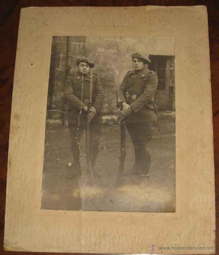Military Antiques: ANTIGUA FOTOGRAFIA DE DOS MILITARES ESPA&Ntilde;OLES, TIENE UNA DOBLEZ TAL COMO SE PUEDE VER, MUY GRANDE MI