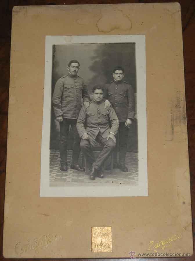 Military Antiques: ANTIGUA FOTOGRAFIA DE 3 MILITARES ESPA&Ntilde;OLES, TIENE UNA DOBLEZ TAL COMO SE PUEDE VER, MUY GRANDE MIDE