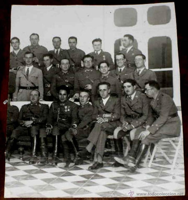 Military Antiques: ANTIGUA FOTOGRAFIA DE MILITARES ESPA&Ntilde;OLES DESPUES DE LA GUERRA CIVIL, MIDE 8,4 X 7,2 CMS.