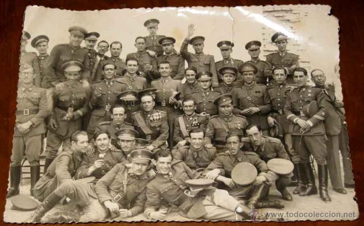 Military Antiques: ANTIGUA FOTOGRAFIA DE MILITARES ESPA&Ntilde;OLES, A&Ntilde;O 1943 APROXIMADAMENTE - MIDE 16,5 X 11,7 CMS. ALGUN PE