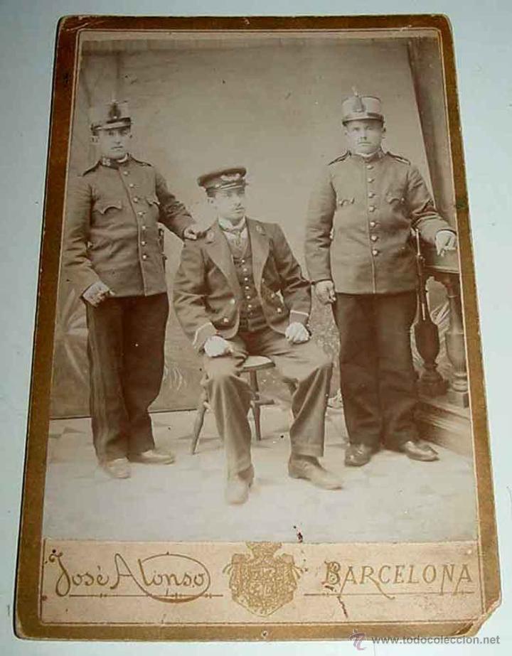 Militaria: ANTIGUA FOTOGRAFIA ALBUMINA DE MILITARES, JUNTO CON OFICIAL DE CORREOS O FERROVIARIO - FOTOGRAFIA DE
