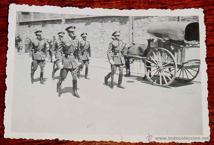 Militaria: ANTIGUA FOTOGRAFIA ORIGINAL DE MILITARES EN  EN ESCOLTA DE BANDERA, FIESTA DE SAN FERNANDO, 1942 - M