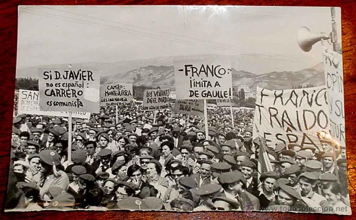 Militaria: ANTIGUA FOTOGRAFIA ORIGINAL DE UN ACTO CARLISTA EN MONTEJURRA, CON PANCARTAS EN LA QUE SE CRITICA AL