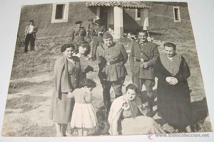 Militaria: ANTIGUA FOTOGRAFIA DE CASA CUARTEL DE LA GUARDIA CIVIL, A&Ntilde;OS 40 O 50, TAL COMO SE PUEDE VER, ES BAST