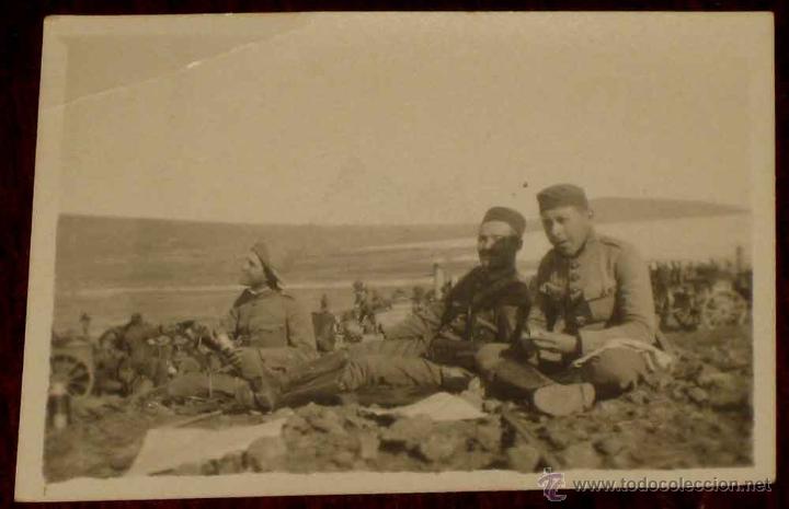 Militaria: ANTIGUA FOTOGRAFIA DE LA GUERRA DEL RIF, MARRUECOS, MILITARES ESPA&Ntilde;OLES DESCANSANDO EN EL FRENTE DE