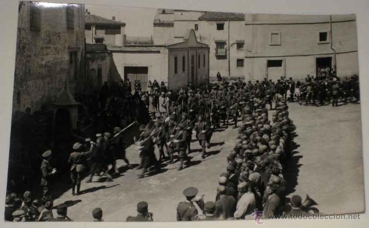 Military Antiques: ANTIGUA FOTOGRAFIA DE EL CUARTEL DEL REGIMIENTO DE NAVARRA 25, FORMACION ENTRANDO EN EL CUARTEL, EPO