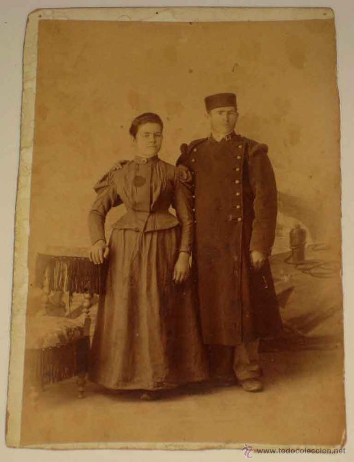 Military Antiques: ANTIGUA FOTOGRAFIA ALBUMINA DE MILITAR JUNTO CON SU ESPOSA O NOVIA - MIDE 14,5 X 10 CMS. ENLA SOLAPA