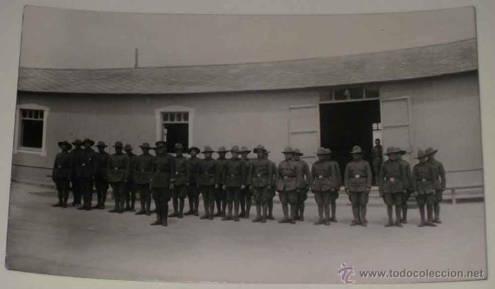 Militaria: ANTIGUA FOTO POSTAL DE MILITARES ESPA&Ntilde;OLES, A&Ntilde;OS 20-30 MUY POSIBLEMENTE DEL CUERPO DE INGENIEROS (PO