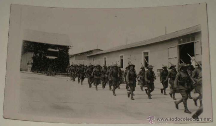 Militaria: ANTIGUA FOTO POSTAL DE MILITARES ESPA&Ntilde;OLES, A&Ntilde;OS 20-30 MUY POSIBLEMENTE DEL CUERPO DE INGENIEROS (PO