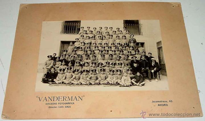 Militaria: ANTIGUA FOTOGRAFIA DE COLEGIO MILITAR ESPA&Ntilde;OL CON LOS NI&Ntilde;OS Y PROFESORES VESTIDOS DE UNIFORME, A&Ntilde;OS