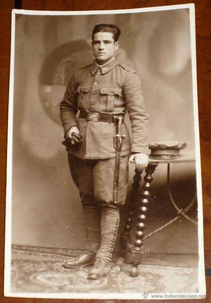 Militaria: ANTIGUA FOTOGRAFIA DE MILITAR ESPA&Ntilde;OL . TAL COMO SE VE - FECHADA EN ENERO DE 1932 REPUBLICA -. REALI