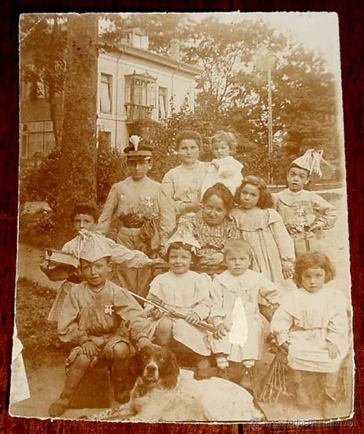 Militaria: ANTIGUA FOTOGRAFIA ALBUMINA DE NI&Ntilde;OS VESTIDOS DE MILITARES, QUE LE HAN COGIDO AL ABUELO GENERAL ESPA