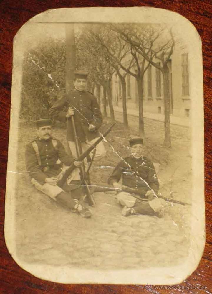 Military Antiques: ANTIGUA FOTO POSTAL DE MILITARES ESPA&Ntilde;OLES CON PANTALON DE RAYADILLO -  A&Ntilde;O 1915 - CON FUERTE DOBLEZ