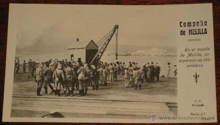 Militaria: ANTIGUA FOTO POSTAL CAMPA&Ntilde;A DE MELILLA . GUERRA DE MARRUECOS, RIF . En el muelle de Melilla, esperan