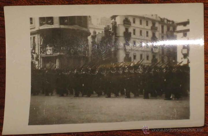 Military Antiques: ANTIGUA FOTOGRAFIA DE DESFILE MILITAR - POSTERIOR A LA GUERRA CIVIL - MIDE 7 X 4,7 CMS.