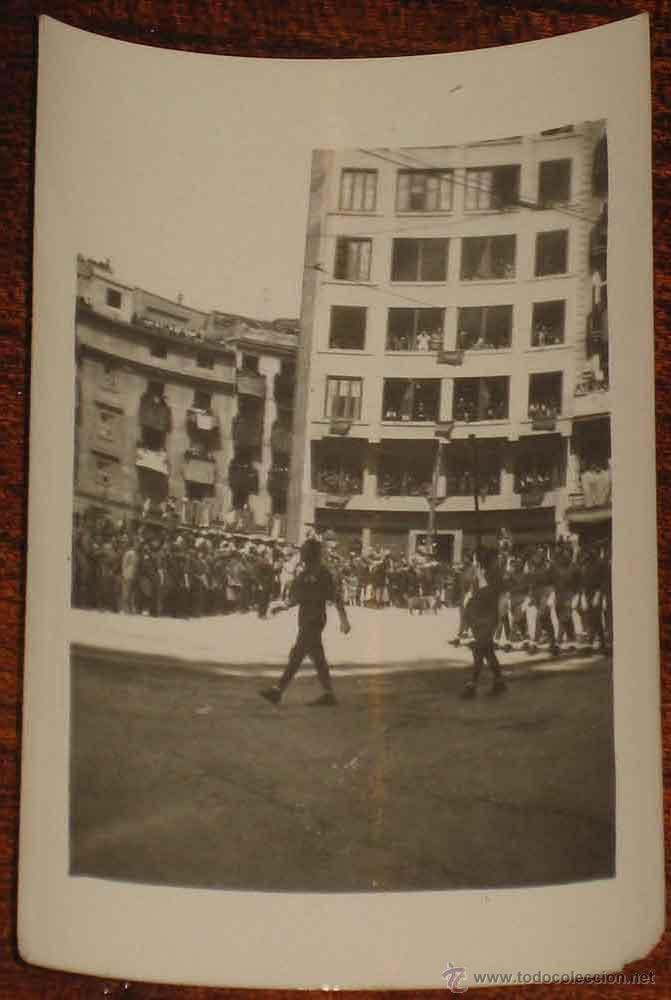 Military Antiques: ANTIGUA FOTOGRAFIA DE DESFILE MILITAR - POSTERIOR A LA GUERRA CIVIL - MIDE 7 X 4,7 CMS.