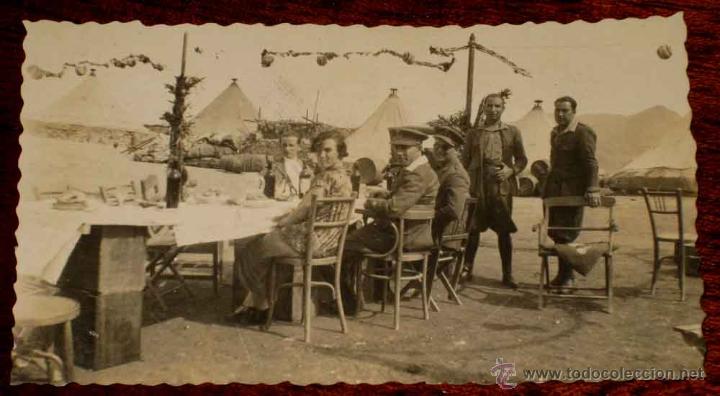 Military Antiques: ANTIGUA FOTOGRAFIA DE MILITARES ESPA&Ntilde;OLES DURANTE UNA COMIDA EN EL CAMPAMENTO - MIDE 10 X 5,5 CMS.