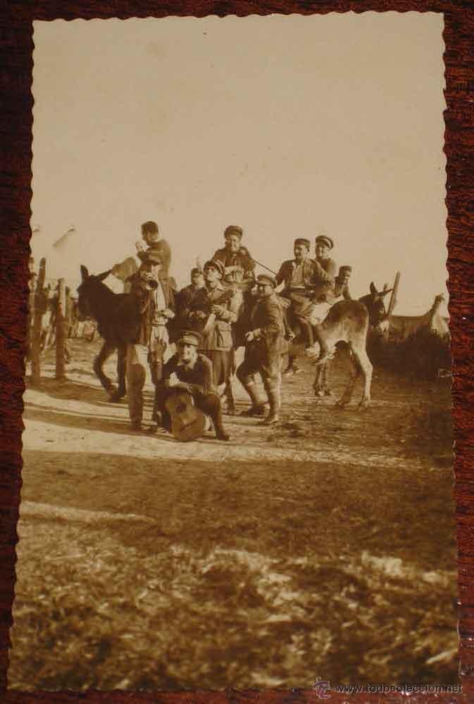 Militaria: ANTIGUA FOTO POSTAL DE TROPAS ESPA&Ntilde;OLAS EN SU RATO LIBRE - CHIRIGOTA - NO CIRCULADA.