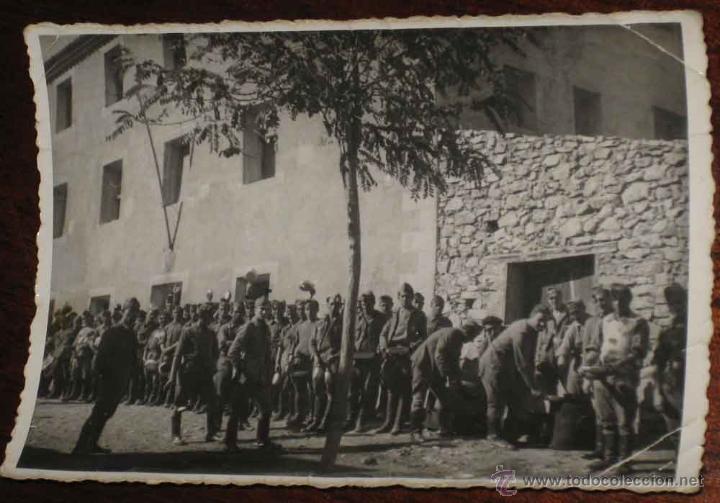 Military Antiques: ANTIGUA FOTO POSTAL DE MILITARES ESPA&Ntilde;OLES DURANTE EL RANCHO - NO CIRCULADA.