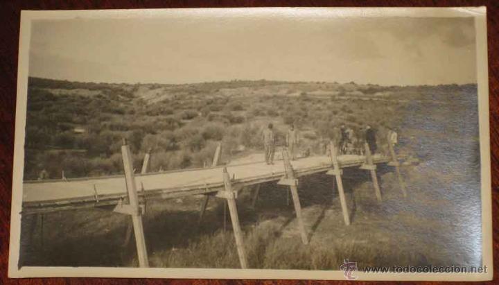 Militaria: ANTIGUA FOTO POSTAL DE SOLDADOS DEL CUERPO DE INGENIEROS DURANTE LA CONSTRUCCION DE UN PUENTE - POSI