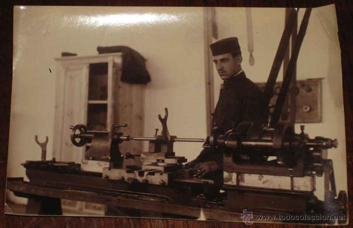 Military Antiques: ANTIGUA FOTOGRAFIA DE MILITAR ESPA&Ntilde;OL TRABAJANDO CON UN TORNO , TAMA&Ntilde;O POSTAL - MIDE 13 X 9,2 CMS.