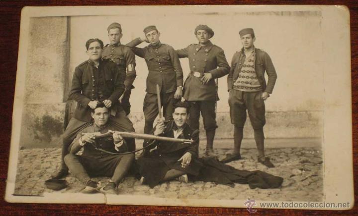 Military Antiques: ANTIGUA FOTOGRAFIA DE MILITARES BROMEANDO - TIENE UNA PEQUE&Ntilde;A RASGADURA EN LA PARTE INFERIOR IZQUIER