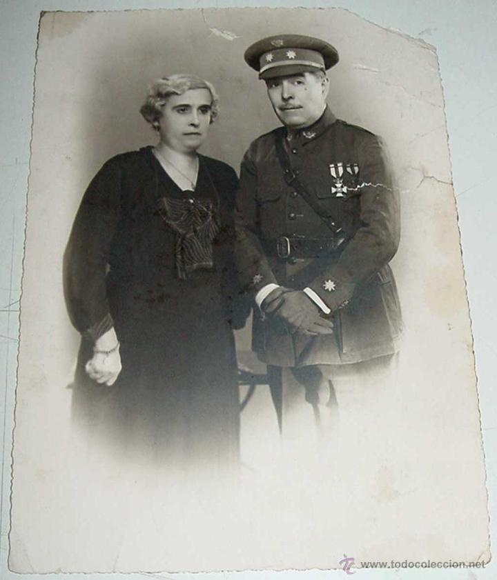 Military Antiques: ANTIGUA FOTOGRAFIA DE TENIENTE CORONEL JUNTO CON SU ESPOSA - TIENE DESPERFECTOS COMO SE APRECIA EN L