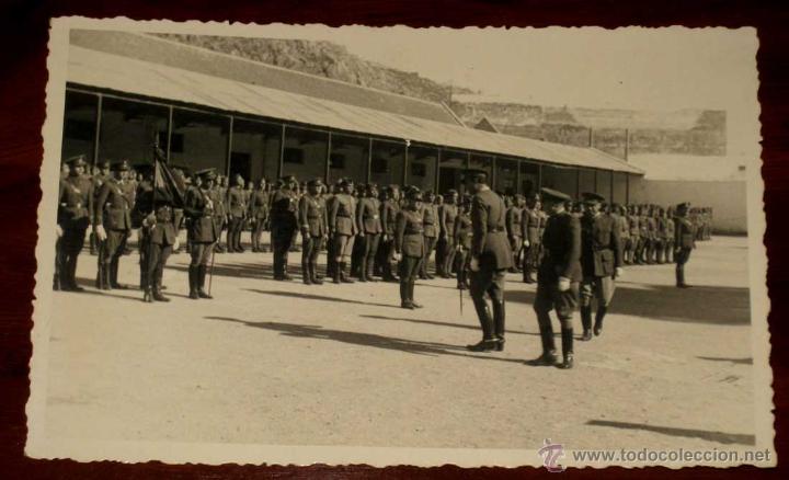 Military Antiques: ANTIGUA FOTO POSTAL DEL CUARTEL DE TETUAN - TROPA - NO CIRCULADA.