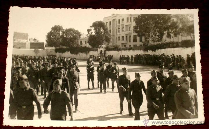 Militaria: ANTIGUA FOTO POSTAL DEL CUARTEL DE TETUAN - TROPA - NO CIRCULADA.
