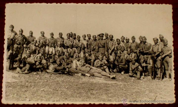 Military Antiques: ANTIGUA FOTOGRAFIA DE MILITARES LEGIONARIOS, FECHADA EN 9 DE MAYO DE 1943 - TAMA&Ntilde;O POSTAL