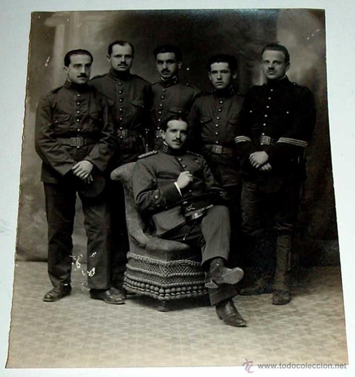 Military Antiques: ANTIGUA FOTOGRAFIA DE OFICIAL Y SOLDADOS  DEL EJERCITO ESPA&Ntilde;OL - MIDE 15 X 12 CMS