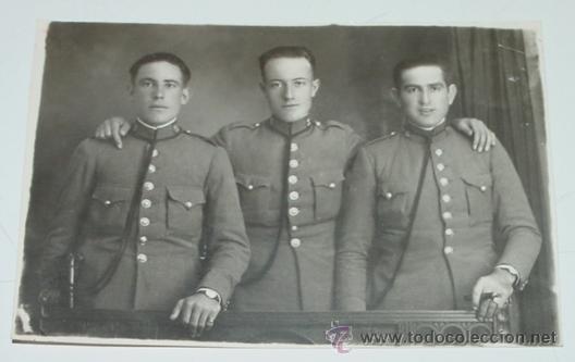 Military Antiques: ANTIGUA FOTOGRAFIA DE TRES MILITARES ESPA&Ntilde;OLES - MIDE 10,8 X 7,3 CMS.