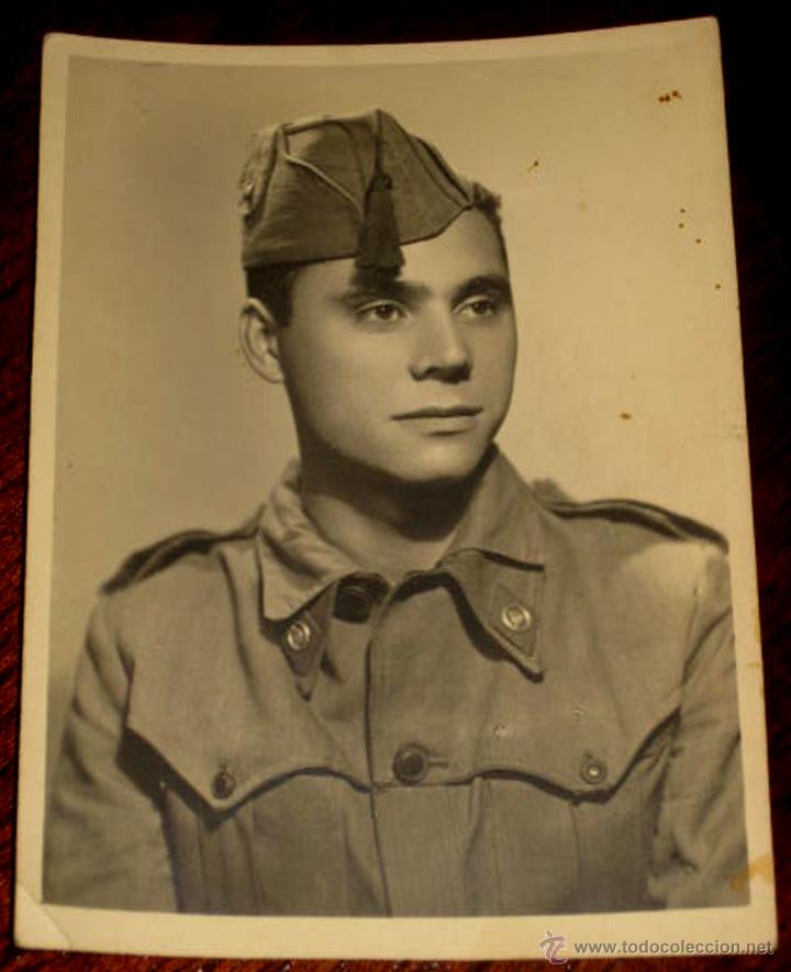 Military Antiques: ANTIGUA FOTOGRAFIA DE MILITAR ESPA&Ntilde;OL FECHADA EN 1950. MIDE 11,6 X 8,3 CMS,