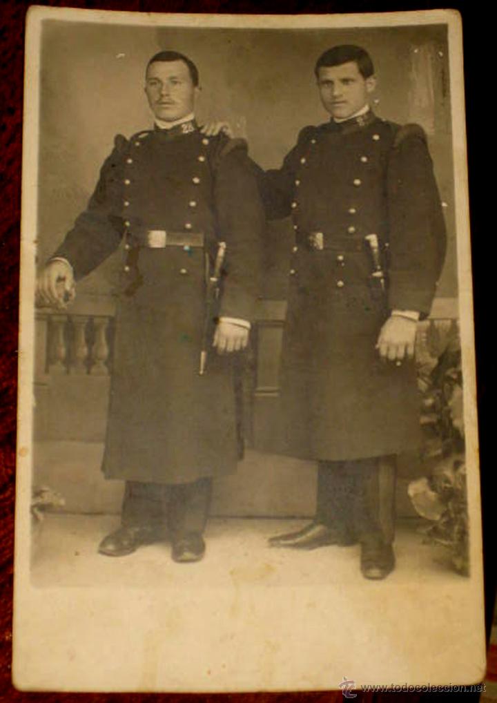 Military Antiques: ANTIGUA FOTOGRAFIA DE DOS MILITARES ESPA&Ntilde;OLES DEL 28 REGIMIENTO - TAMA&Ntilde;O POSTAL