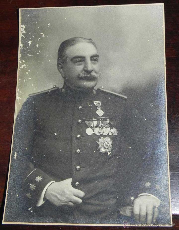 Militaria: ANTIGUA FOTOGRAFIA ALBUMINA DE OFICIAL CONDECORADO - MIDE 15 X 10,5 CMS. - CON ALGUN LIGERO DESPERFE