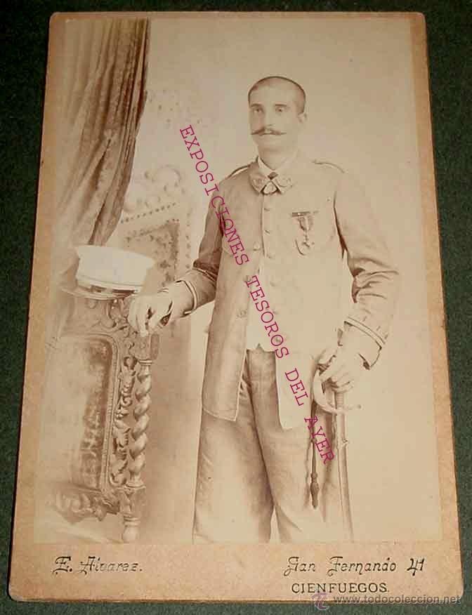 Militaria: ANTIGUA FOTOGRAFIA ALBUMINA DE MILITAR ESPA&Ntilde;OL CONDECORADO EN CUBA POSANDO EN UNIFORME - FOTOGRAFO E