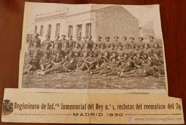 Militaria: ANTIGUA FOTOGRAFIA DEL REGIMIENTO DE INFANTERIA INMEMORIAL DEL REY N&ordm; 1, RECLUTAS DEL REEMPLAZO DEL