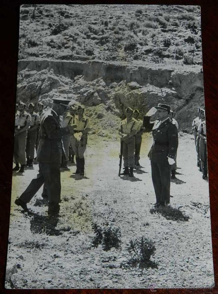 Military Antiques: ANTIGUA FOTOGRAFIA DE OFICIAL ESPA&Ntilde;OL EN VISITA A LAS TROPAS DE LA LEGION - TAMA&Ntilde;O POSTAL.