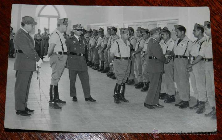 Military Antiques: ANTIGUA FOTOGRAFIA DE OFICIAL ESPA&Ntilde;OL EN VISITA A LAS TROPAS DE LA LEGION - TAMA&Ntilde;O POSTAL.